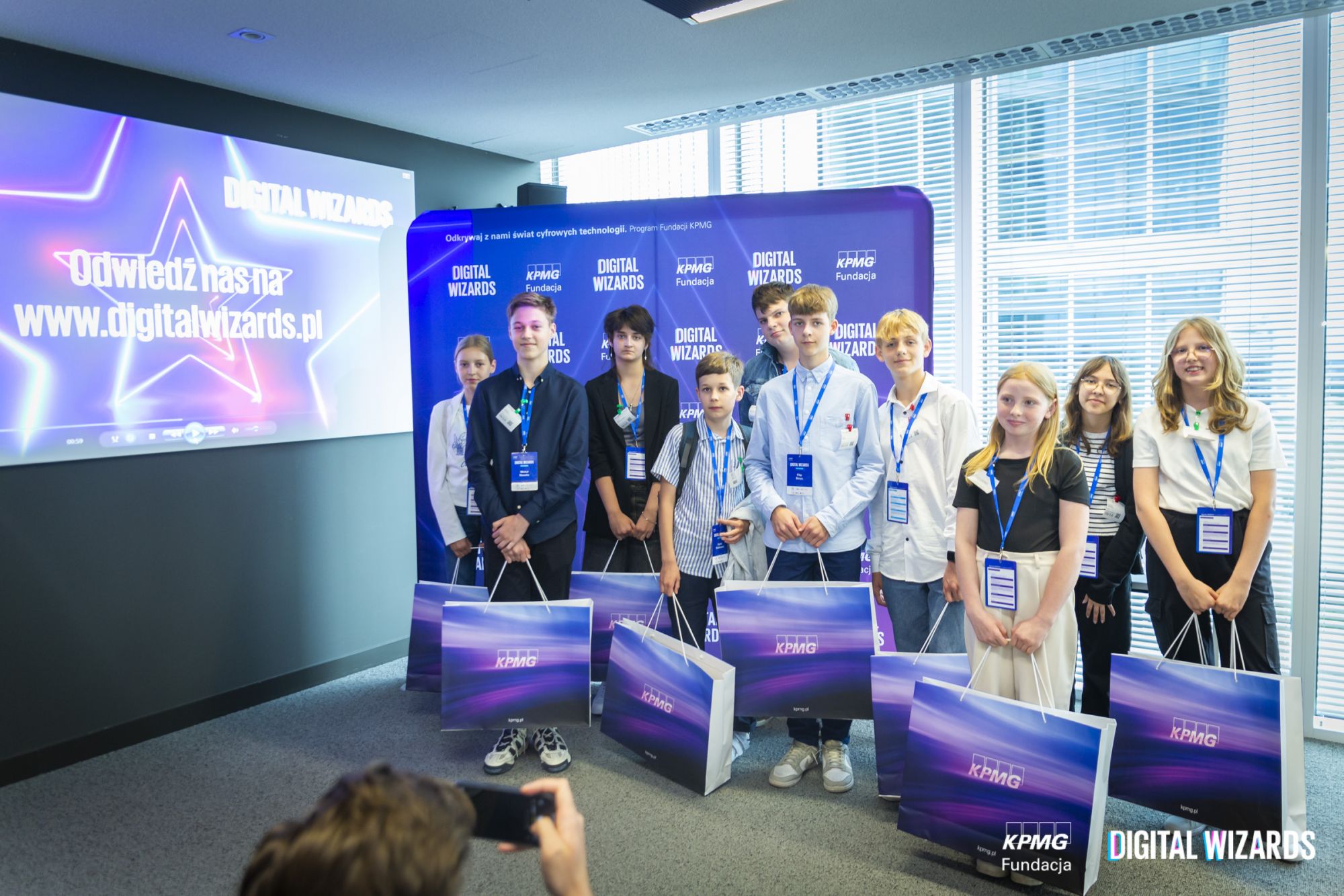 zdjęcie laureat&oacute;w nowego programu edukacyjnego Digital Wizards